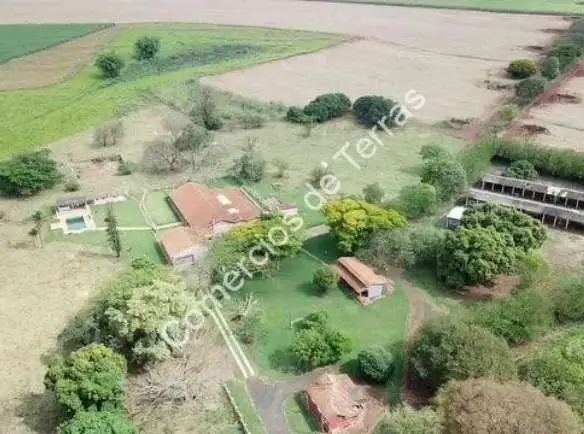 Uma fazenda produtiva e estratégica, perfeita para investidores em São Carlos! Com 9.825.200 m² (406 alqueires), esta propriedade margeia rodovia, possui contrato com usina até 2030 e excelente infraestrutura.