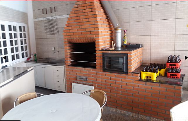 casa sobrado perto do Shopping Taboão, ótima localização, com 4 vagas de garagem e uma bela piscina.