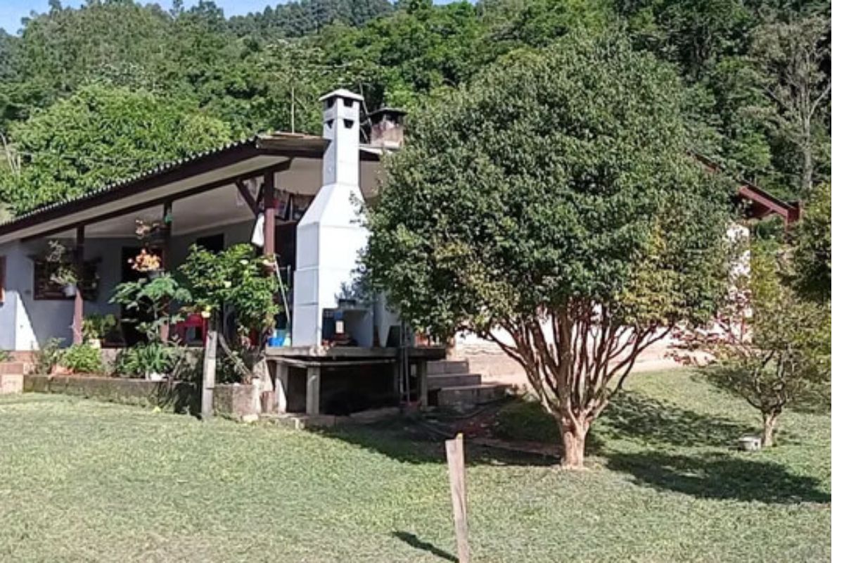 Chácara à venda Casa na Floresta em Juquitiba em SP, linda chácara com lago ao fundo.