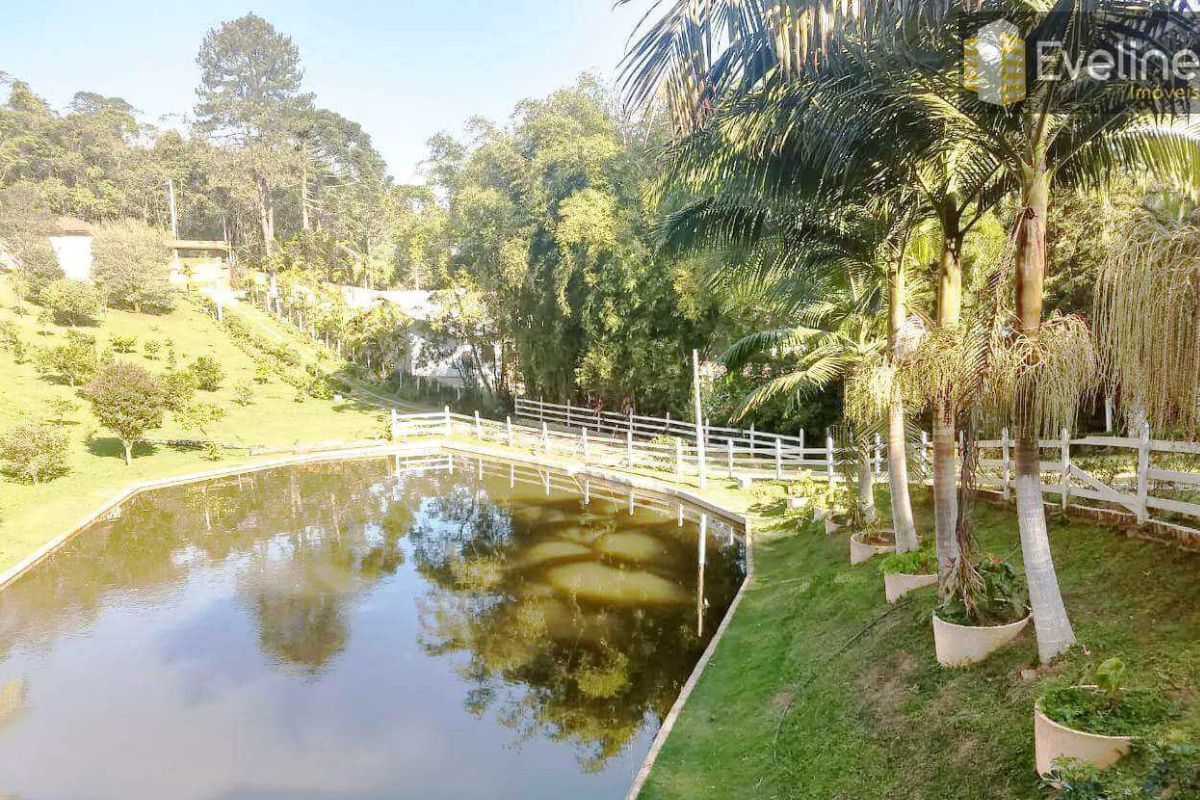 Chácara à venda Casa na Floresta em Juquitiba em SP, linda chácara com lago ao fundo.