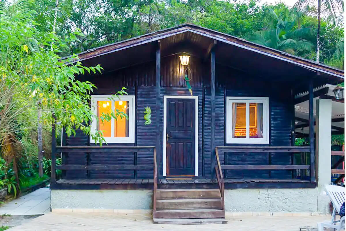 Encante-se com as Casas de Campo! O que são casas de campo? Casas de campo são residências rurais que combinam conforto e natureza, situadas em áreas tranquilas como sítios, chácaras ou regiões campestres. Com designs que variam do rústico ao moderno, são ideais para quem busca lazer, moradia serena ou um refúgio para a família. Por que escolher uma casa de campo? Uma casa de campo oferece qualidade de vida, com espaço para jardins, áreas de convivência e contato com a natureza. Perfeita para finais de semana, moradia permanente ou aluguel de temporada, também representa um investimento com potencial de valorização. O que você encontra aqui? Nossa seleção inclui casas de campo charmosas, com varandas acolhedoras, lareiras, pomares ou vistas para paisagens naturais. Cada propriedade é única, com acabamentos que harmonizam conforto e o charme rural. Viva seu sonho no campo! Seja para relaxar, viver ou investir, explore nossas casas de campo e encontre o lar perfeito para criar memórias inesquecíveis em meio à natureza.