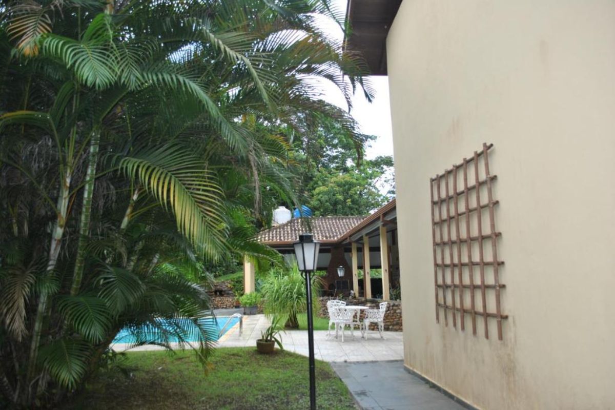 O sítio Recanto dos Pássaros está à venda em Juquitiba, todo arborizado, piscina, churrasqueira e muita área de lazer.